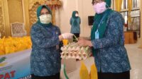 PKK Prov Sulsel Berikan Bantuan 5000 Paket Sembako ke PKK Kota Makassar