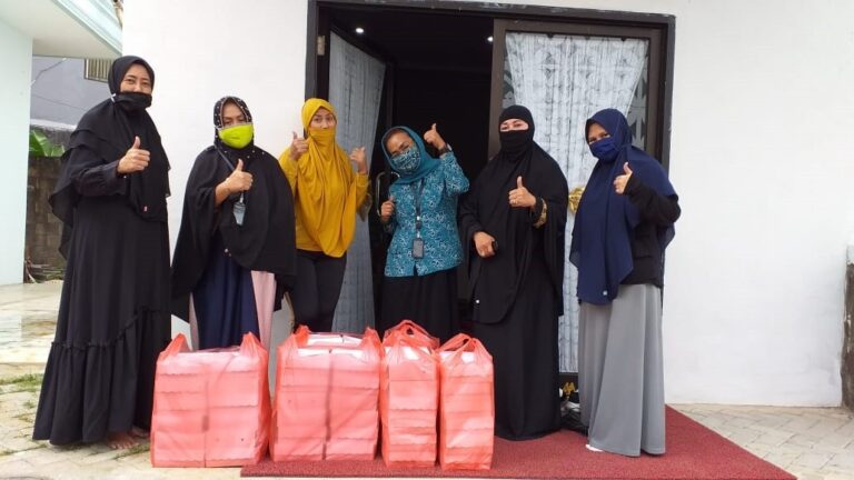 Bersama Forkopimda,TP PKK Sulsel bagikan 4.000 Nasi Dos Jelang Buka Puasa 9 TP PKK Sulsel