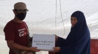 Tim Relawan Pencegah Covid-19 Desa Taulan Enrekang Beri Bantuan APD ke Puskesmas Kabere