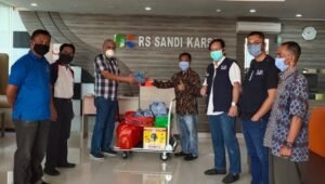 Universitas Fajar Serahkan 1800 Masker ke Satgas Covid-19 IDI Makassar