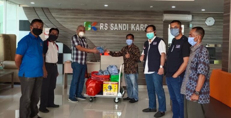 Universitas Fajar Serahkan 1800 Masker ke Satgas Covid-19 IDI Makassar 2 Universitas Fajar Serahkan 1800 Masker ke Satgas Covid-19 IDI Makassar