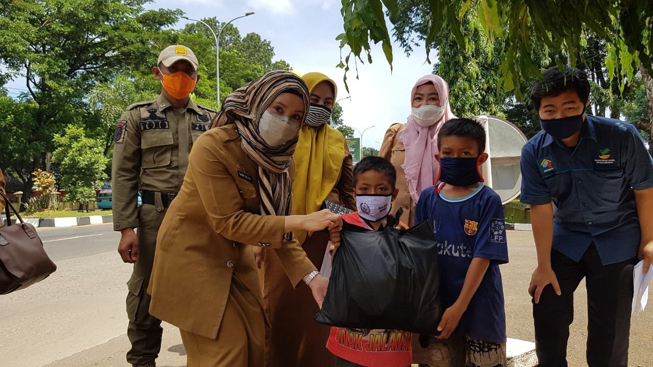DP3A Dalduk KB Serahkan Bantuan dan Edukasi Anjal Cegah Covid-19