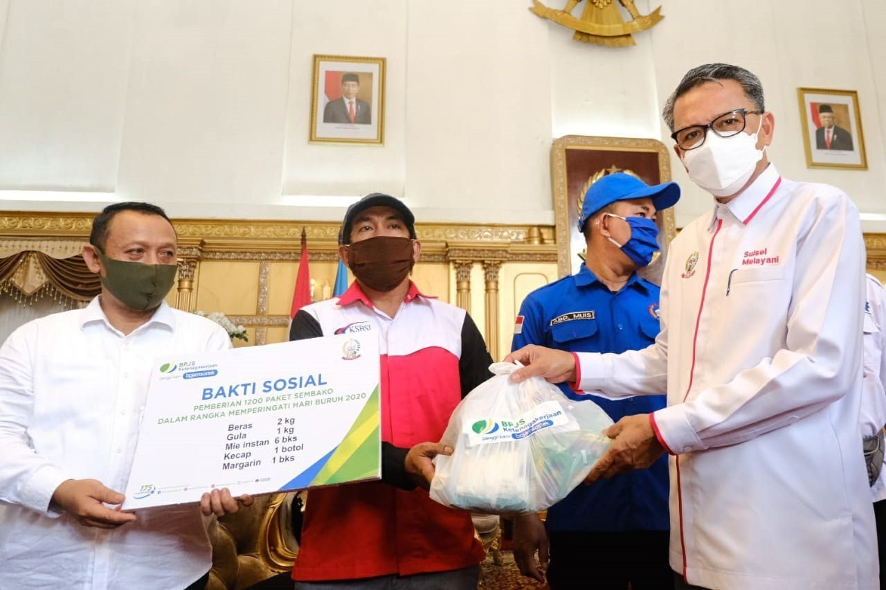 Gubernur Sulsel Serahkan 1.200 Paket Sembako BPJS Ketenagakerjaan ke Serikat Pekerja