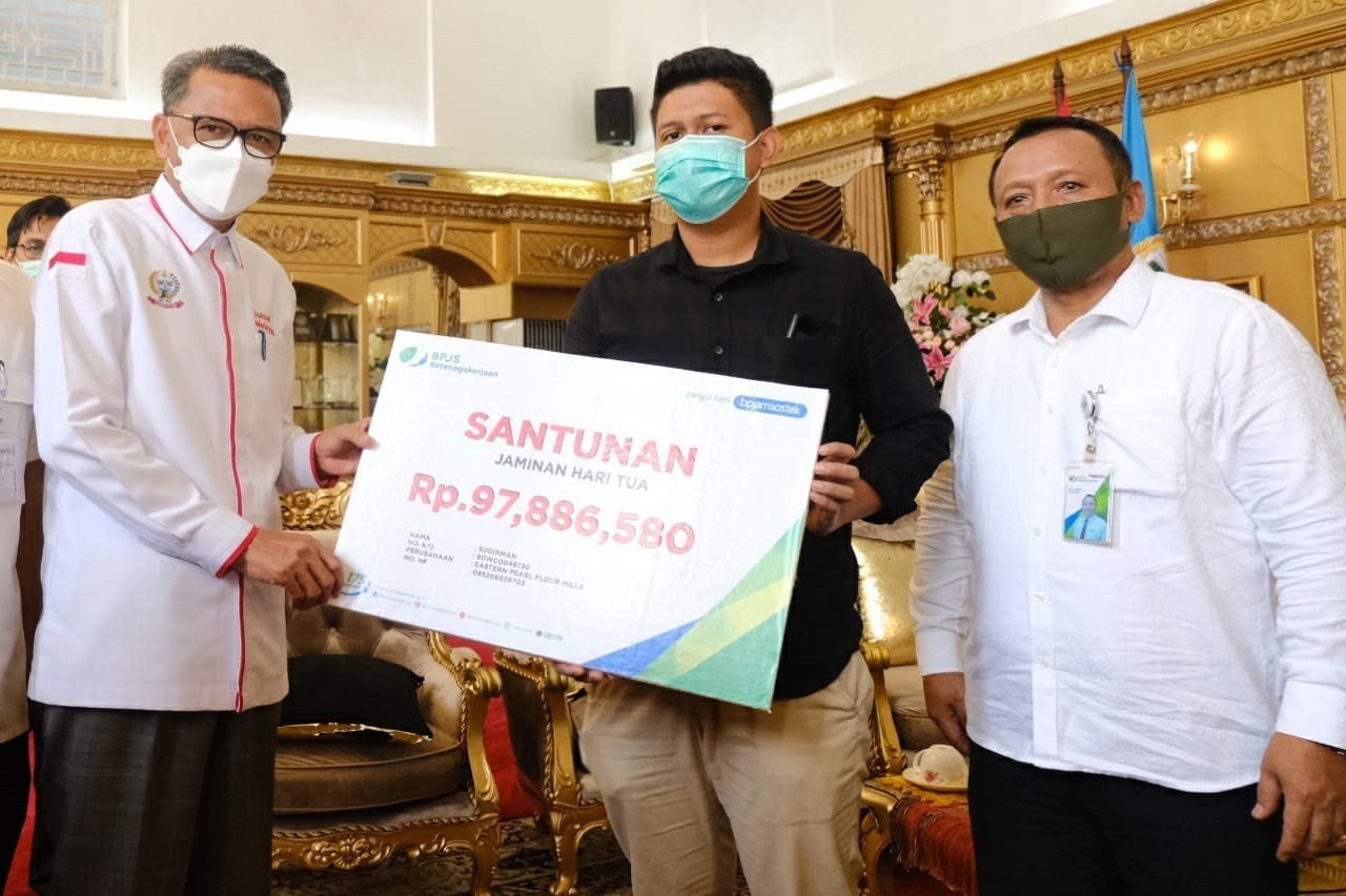 Gubernur Sulsel Serahkan 1.200 Paket Sembako BPJS Ketenagakerjaan ke Serikat Pekerja