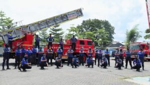 HUT Damkar International, Iqbal Beri Cenderamata ke Kadis Damkar