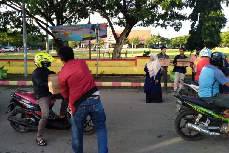 Kader IMM Jeneponto Bagi-Bagi Takjil ke Pengendara