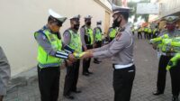 Kasat Lantas Polres Gowa, Manfaatkan Momen Ramadhan Bagikan Rompi ke Personilnya