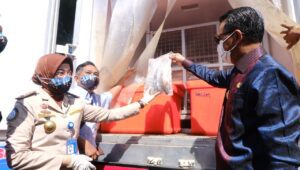 1.700 Paket Bantuan Ikan Hasil Beli dari Nelayan Pancing Diserahkan ke Masyarakat Terdampak