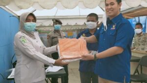 Ketua DPD Nasdem Pangkep Serahkan Bantuan APD ke Posko Perbatasan