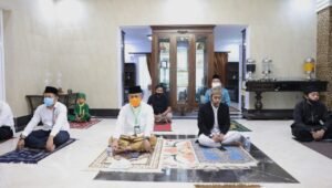 PJ Walikota Yusran Yusuf Laksanakan Shalat IED di Rumah Jabatan bersama Keluarga