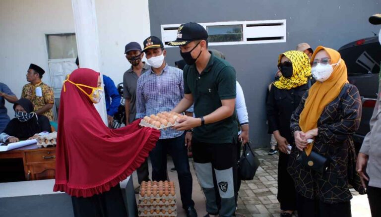 Paket Sembako Disambut Haru Warga Gowa 3 PSBB Gowa