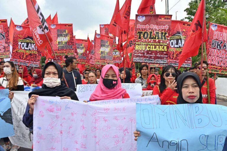 Sisi Baik RUU Cipta Kerja: Kesejahteraan Bagi Seluruh Pekerja 3 Para buruh perempuan ikut dalam aksi protes untuk menolak Omnibus Law di Jakarta