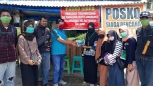 Peduli Covid-19, Akper Yapenas 21 Maros Bagikan Masker di Bantimurung