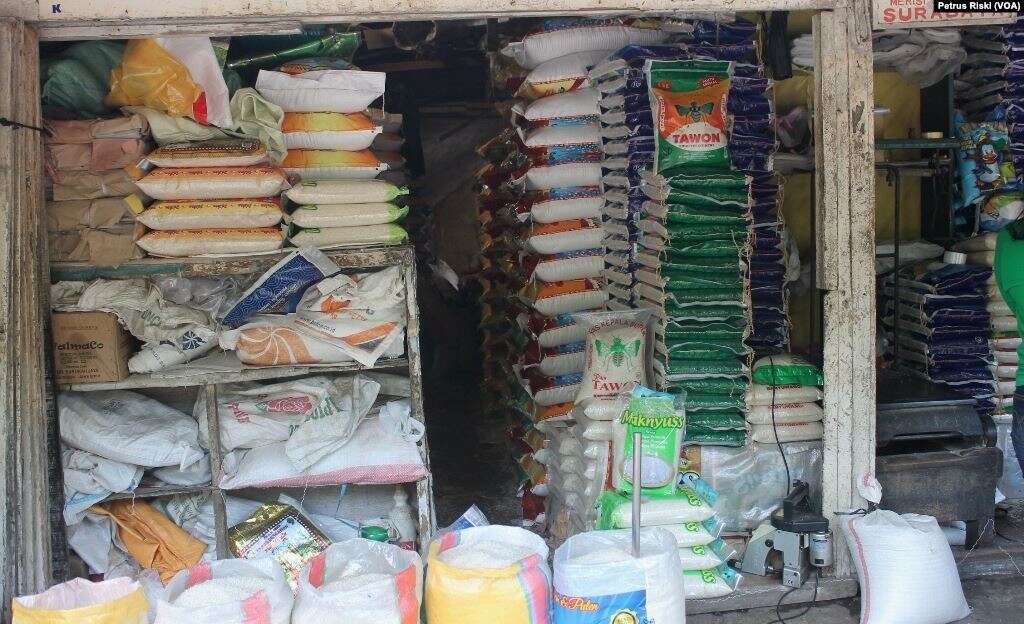 Waspadai Ancaman Krisis Pangan di Masa Pandemi Corona 3 Penjual beras di pasar tradisional di Surabaya