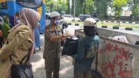 Satpol PP Sulsel & Tim Gabungan Bagikan Sembako ke Anjal dan Gepeng