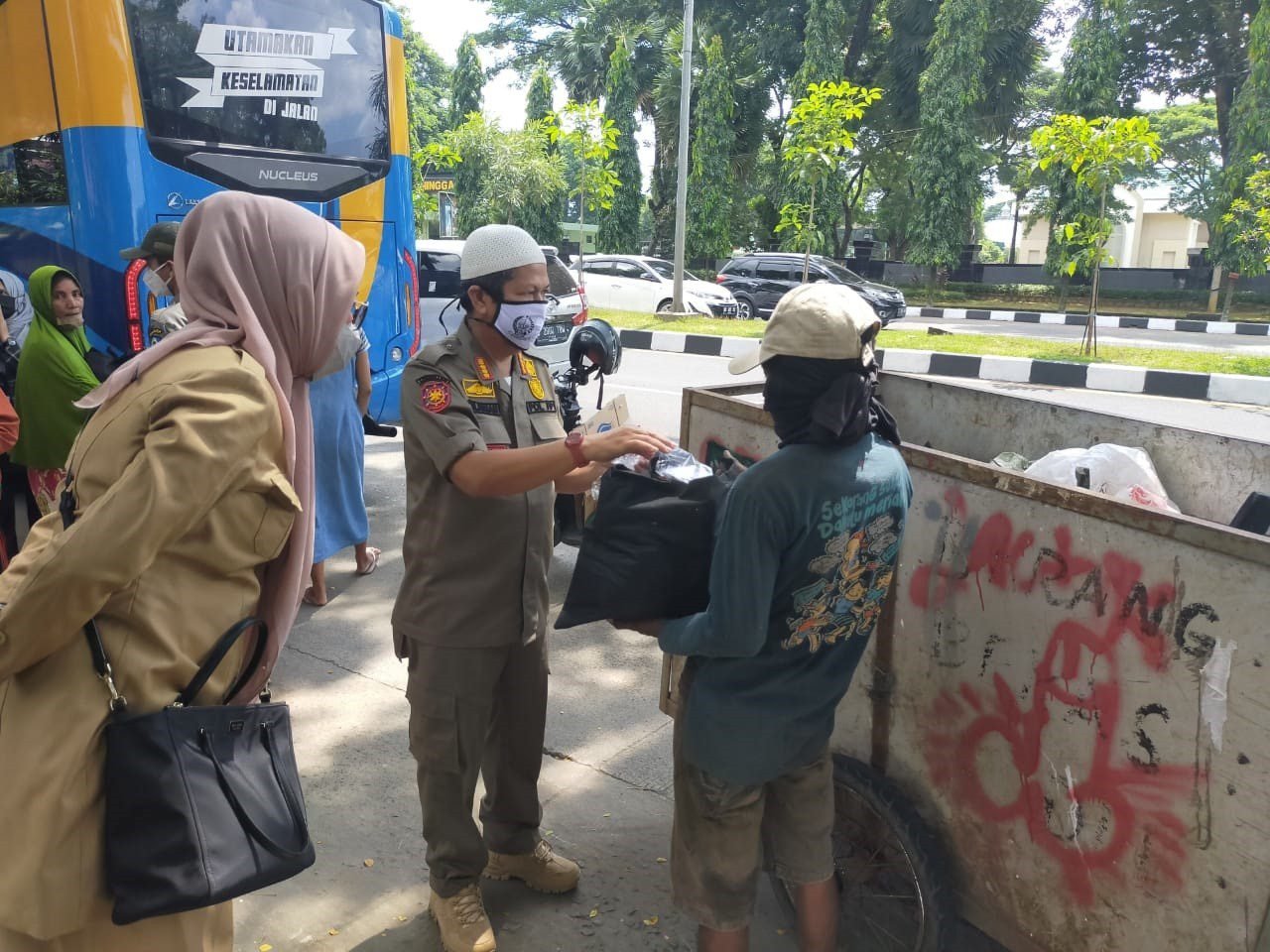 Satpol PP & Tim Gabungan Bagikan Sembako ke Anjal dan Gepeng