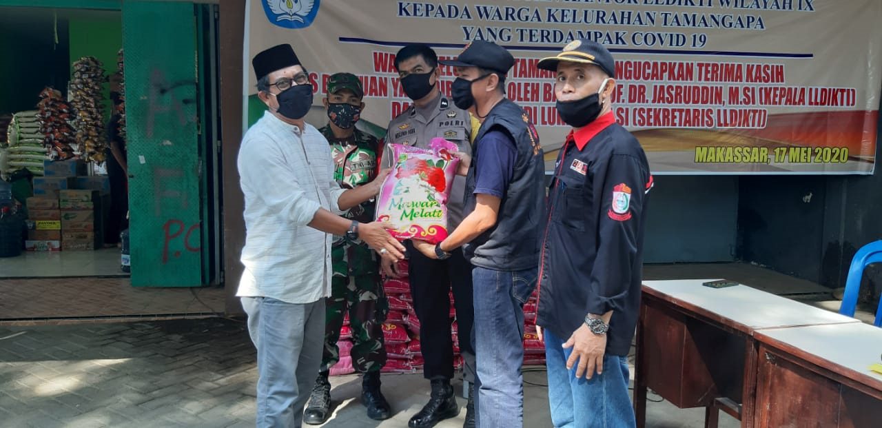 Sekretaris LLDIKTI IX Serahkan Paket Ramadhan Terdampak Covid-19 di Tamangapa