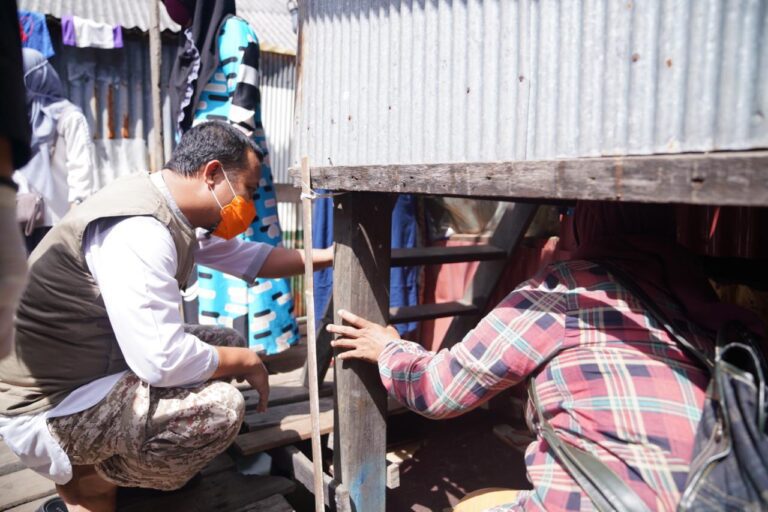 Menyusuri lorong sempit ,Wagub dengarkan keluhan warga dan serahkan bantuan. 6 Wagub