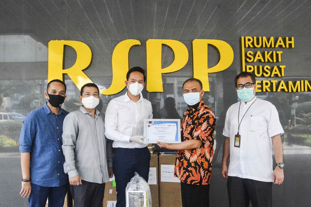 Yosef Resi Herwidi Customer Manager PT BROAD Group Indonesia baju putih tengah 2