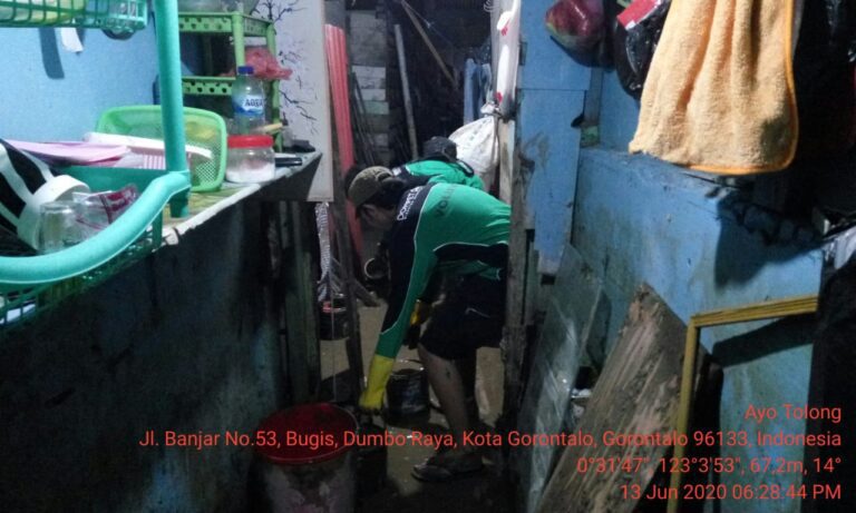 Banjir Mulai Surut, Dompet Dhuafa Distribusikan Logistik Bagi Penyintas Banjir Bandang