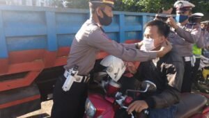Sambut Hari Bhayangkara Ke- 74, Lantas Polres Gowa Bagikan Masker