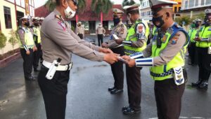 Kasatlantas Gowa Beri Penghargaan 3 Personilnya