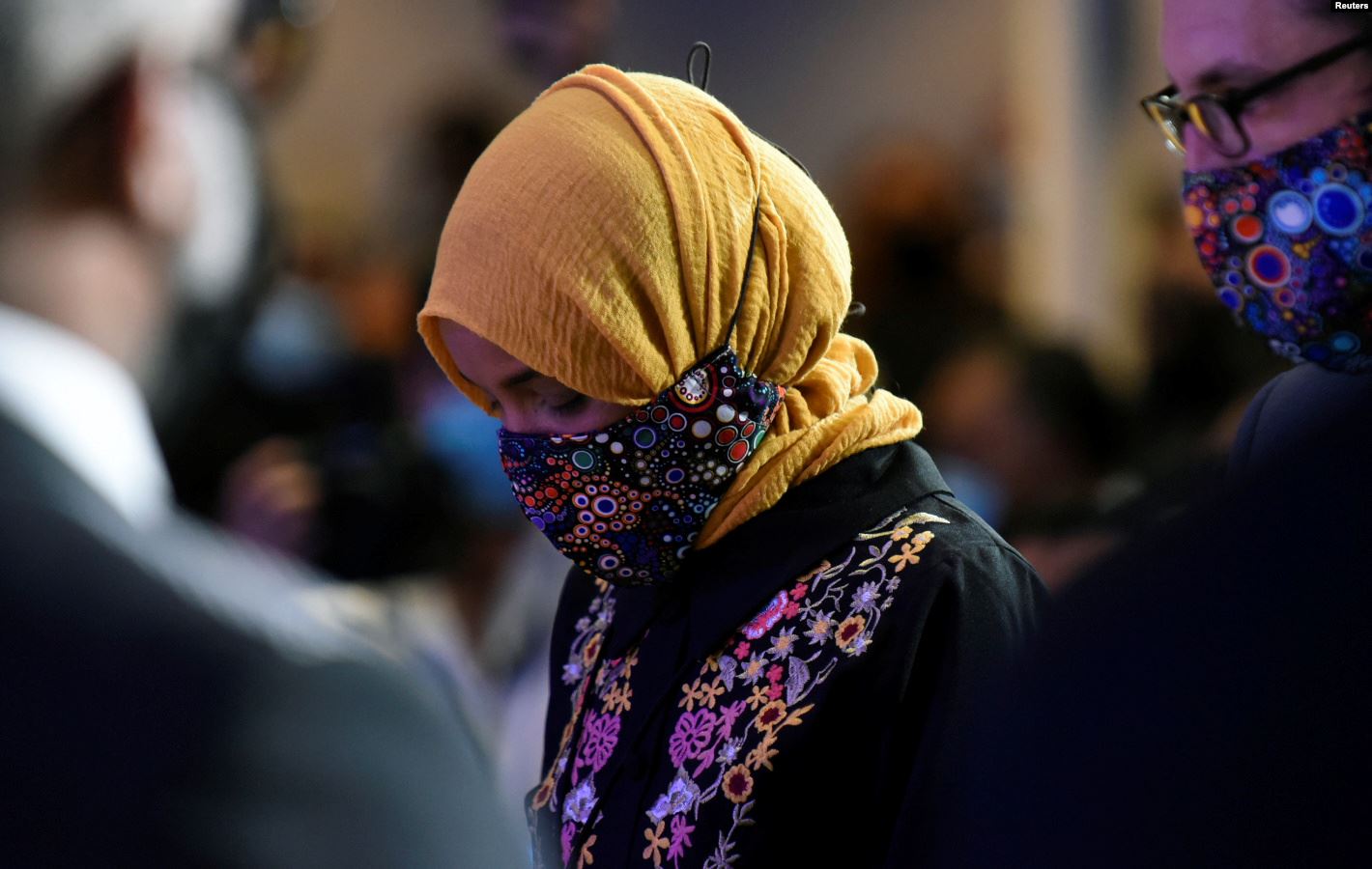 Perwakilan AS Ilhan Omar terlihat sebelum upacara peringatan George Floyd setelah kematiannya di tahanan polisi Minneapolis