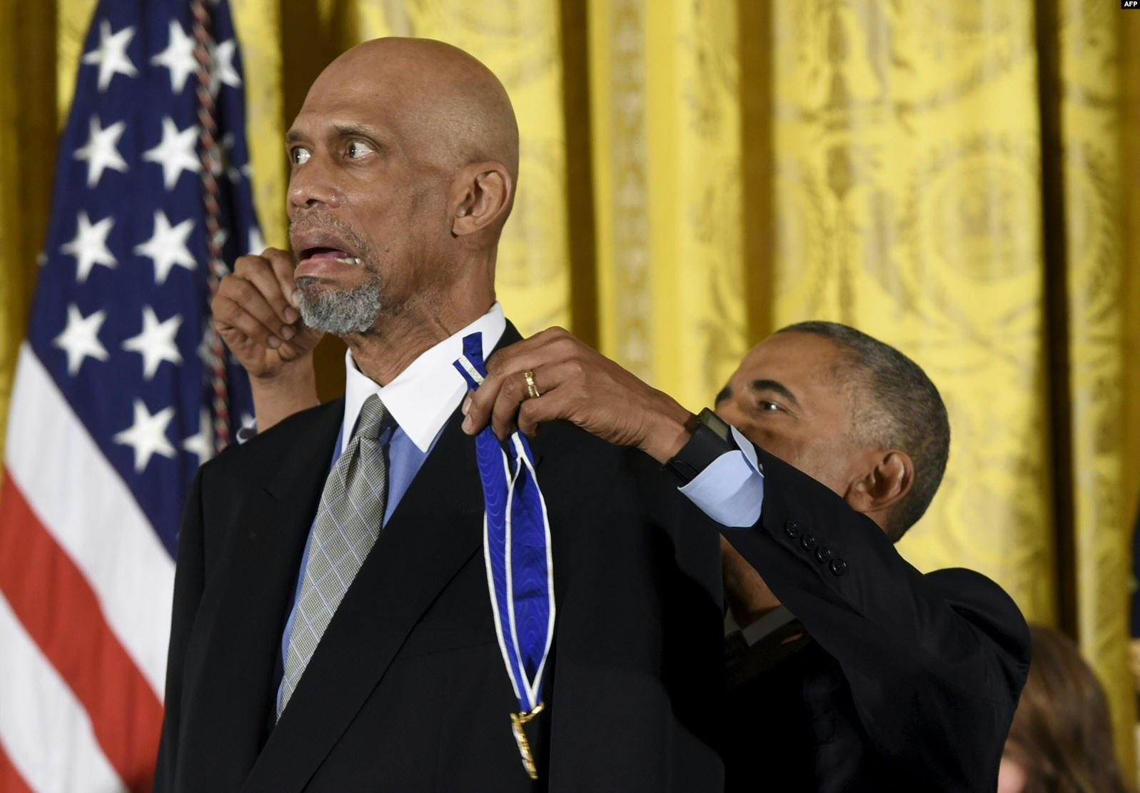 Presiden AS Barack Obama menghadiahkan bintang NBA Kareem Abdul Jabbar Presidential Medal of Freedom