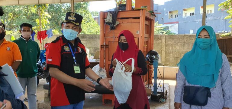 Prof Yusran Apresiasi Masyarakat yang Kelola Bank Sampah 4 Prof Yusran4
