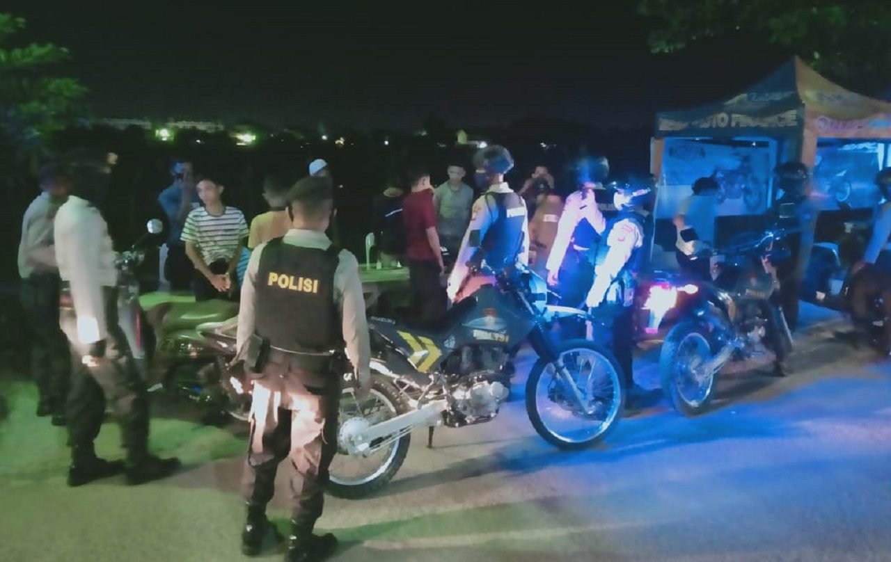 Satuan Sabhara Polres Gowa Bubarkan kerumunan Pemuda Tidak Bermasker Secara Persuasif