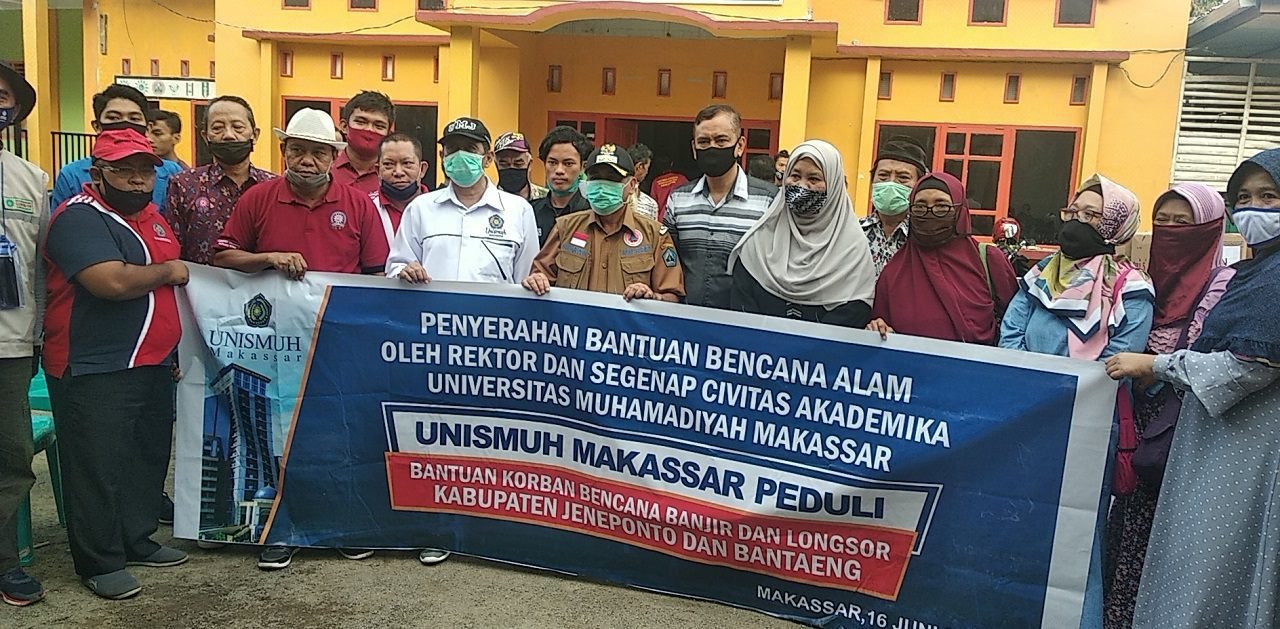 Bantuan Peduli Bencana Unismuh Makasaar Diterima Wabup Bantaeng dengan Perasaaan Terharu