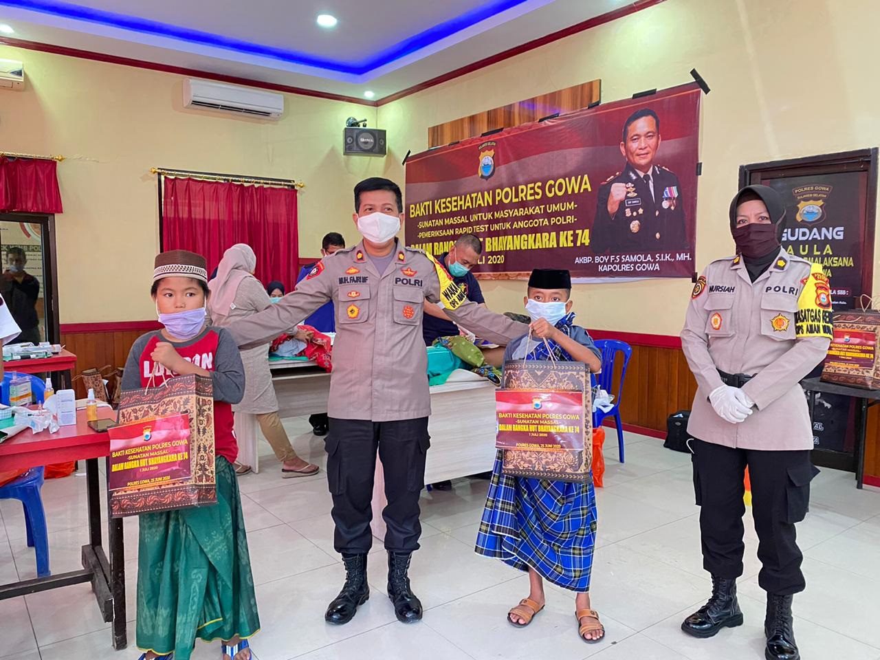 Wakapolres Gowa Bagaikan Cinderamata ke Peserta Sunat Massal