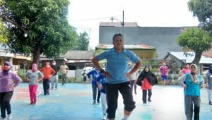 Senam Corona Bersama Warga, Babinsa Biring Romang Minta Jadikan Senam Sebagai Perekat Silaturahmi