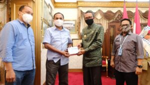 Gubernur Serahkan Bantuan APD untuk KPU Sulsel