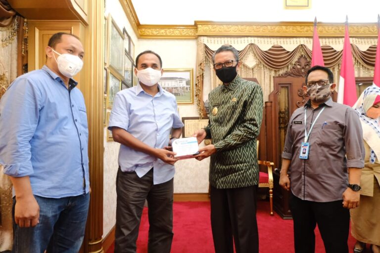 Gubernur Serahkan Bantuan APD untuk KPU Sulsel 3 WhatsApp Image 2020 06 16 at 17.37.22