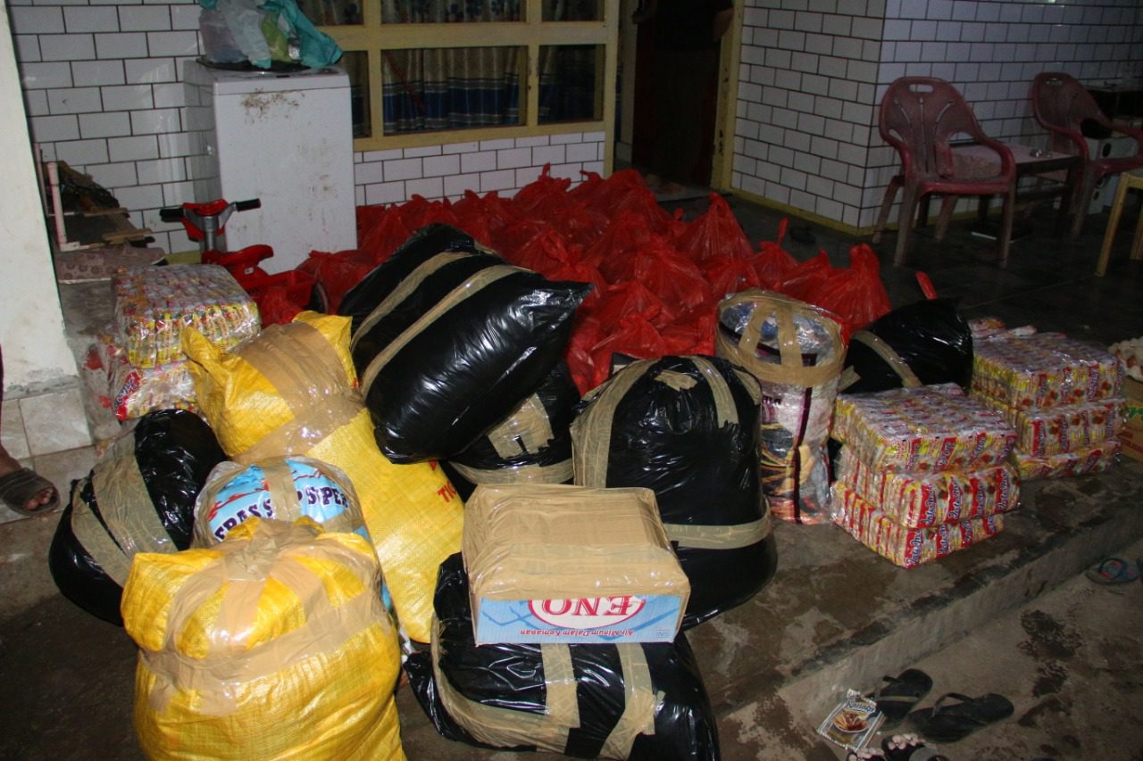 Jam 3 Dini Hari, Relawan Remaja RW. 5 Birma Bagikan Bantuan Kepada Korban Banjir Bantaeng 3 WhatsApp Image 2020 06 23 at 01.04.07 1