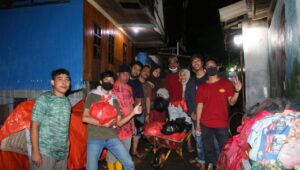 Jam  3 Dini Hari, Relawan Remaja RW. 5 Birma Bagikan Bantuan  Kepada Korban Banjir Bantaeng
