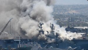 Kapal Induk AL AS Terbakar di San Diego, 18 Terluka