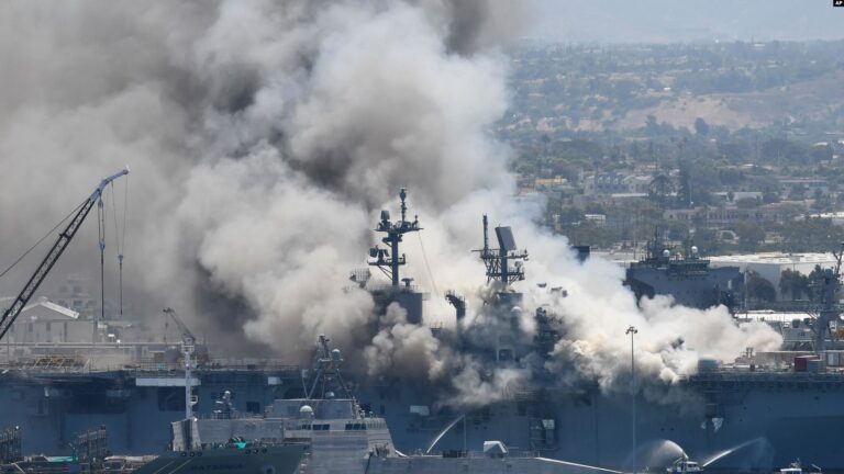 Kapal Induk AL AS Terbakar di San Diego, 18 Terluka 7 Kapal Induk AL AS Terbakar di San Diego, 18 Terluka