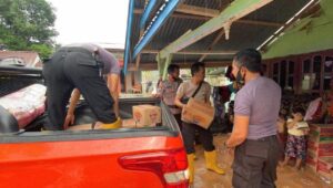 Dansat Brimob Polda Sulsel Kerahkan Halikopter Salurkan Bantuan di 2 Desa Terisolir