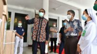 Gubernur Serahkan Bantuan Lima Ventilator ke Rumah Sakit Swasta dan Pemerintah