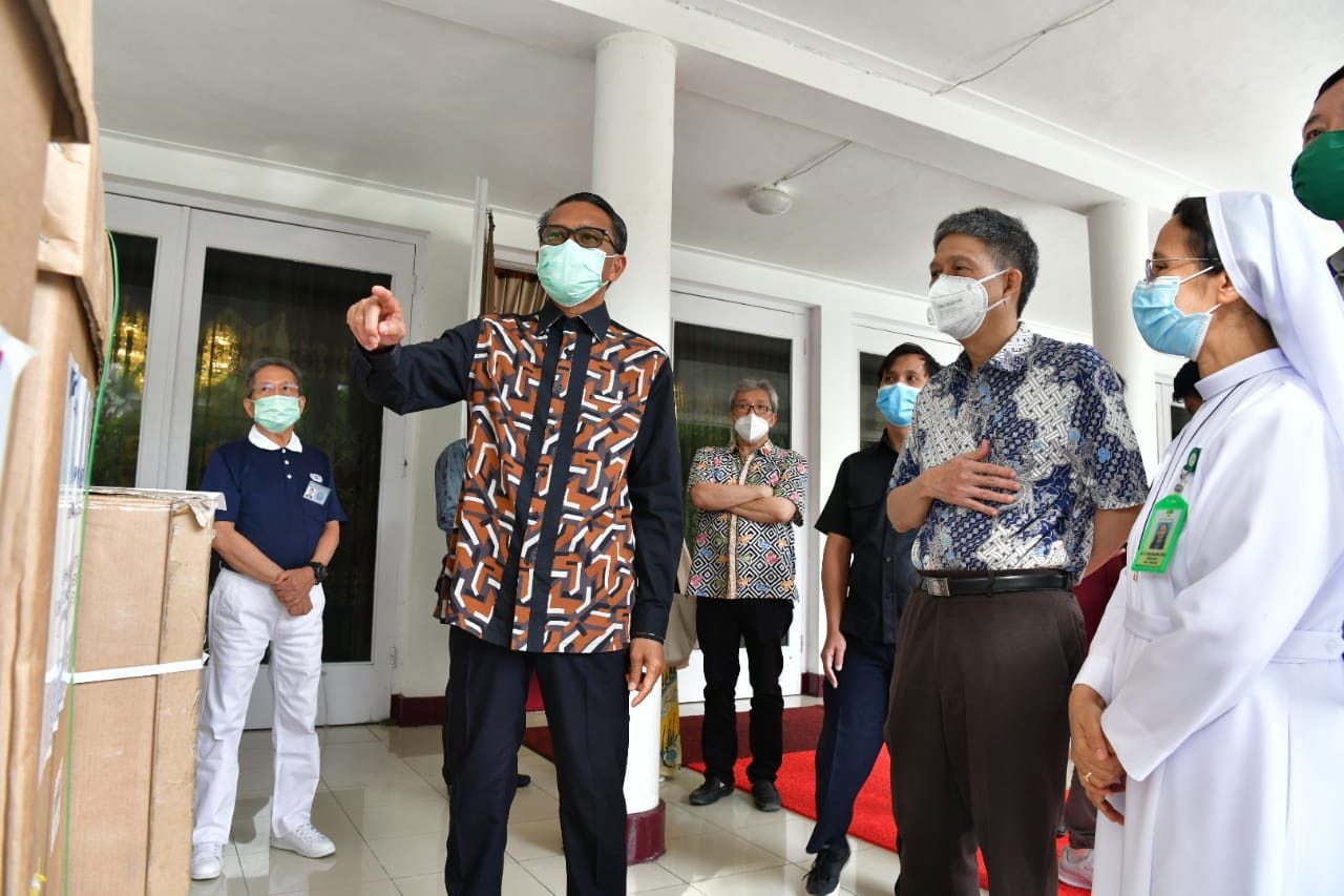 Gubernur Serahkan Bantuan Lima Ventilator ke Rumah Sakit Swasta dan Pemerintah