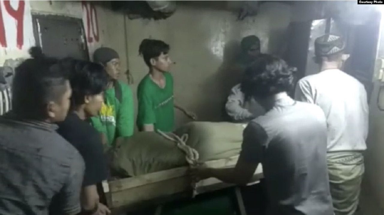 Jenazah ABK Indonesia asal Lampung berinisial HA saat dievakuasi dari kapal Lu Huang Yuan Yu 118 Rabu 8 Juli 2020
