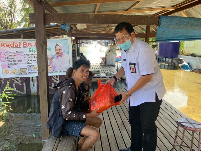 Kadis DP3A Dalduk KB Sulsel, Serahkan Bantuan Korban Banjir di Wajo-Lutra 4 Kadis DP3A Dalduk KB Sulsel, Serahkan Bantuan Korban Banjir di Wajo dan Lutra
