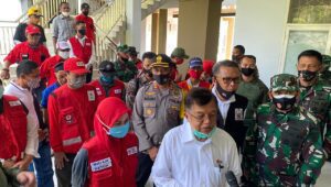 Kapolres Lutra Sambut Kedatangan Ketua PMI Tinjau Pasca Banjir di Luwu Utara