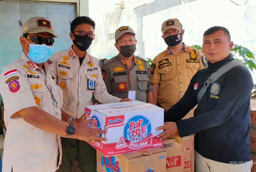 Kasatpol Pimpin Penyerahan Bantuan Korban Banjir Bandang di Luwu Utara