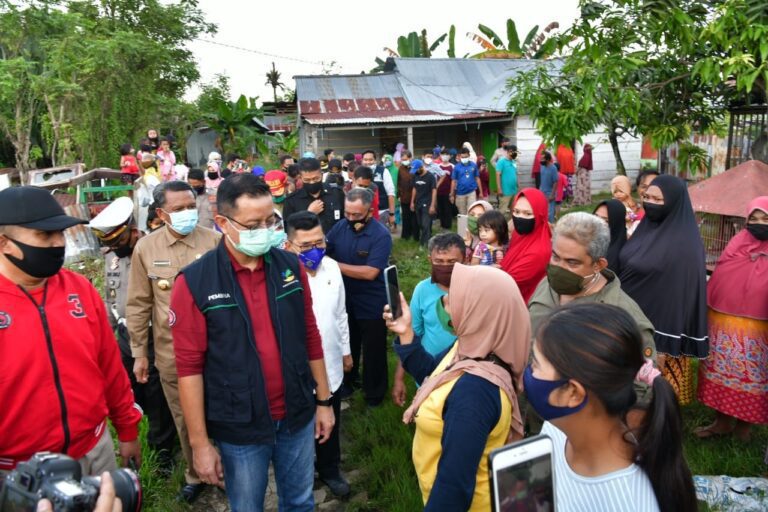 Nurdin Abdullah - Judas Amir Dampingi Mensos Tinjau Rumah Warga Penerima Bansos PKH 4 Nurdin Abdullah - Judas Amir Dampingi Mensos Tinjau Rumah Warga Penerima Bansos PKH