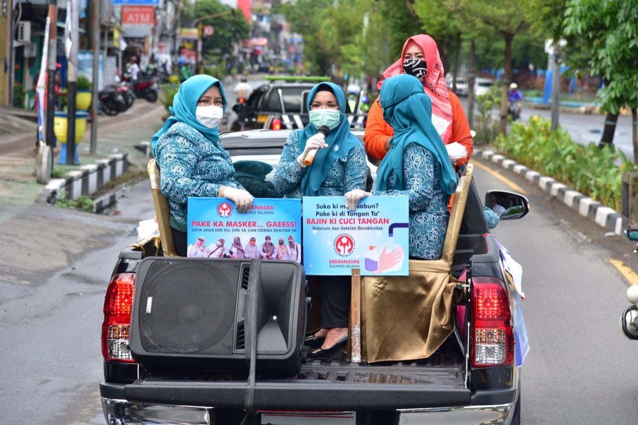 Pekan Kedua Lies F Nurdin Kembali Turun ke Jalan Bagi Masker dan Edukasi Warga