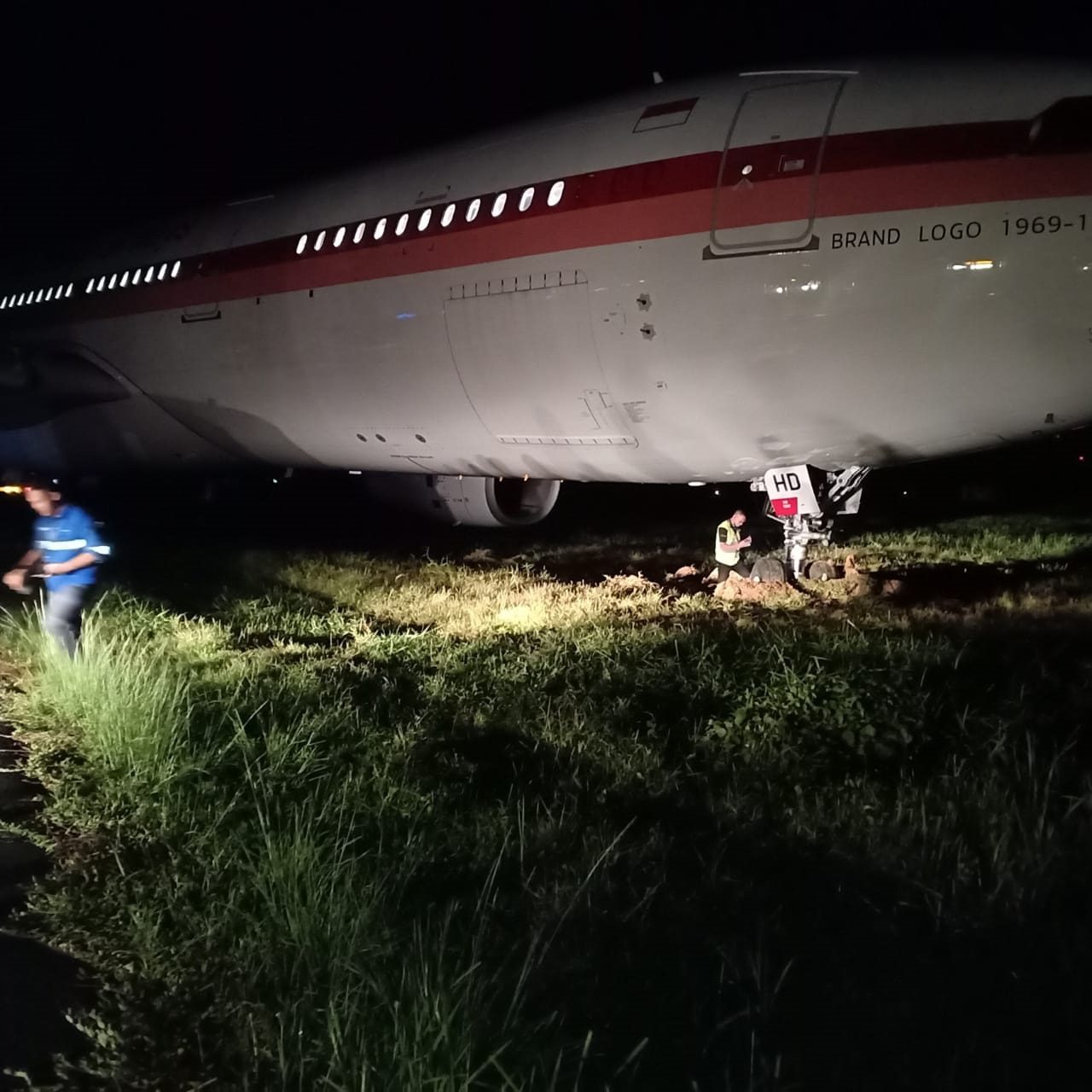 Pesawat Garuda Indonesia tergelincir di Bandara Sultan Hasanuddin Makassar 2 Pesawat Garuda Indonesia tergelincir di Bandara Sultan Hasanuddin Makassar 1