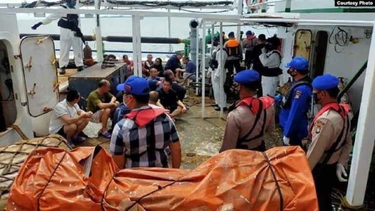 Petugas gabungan saat melakukan pemeriksaan di kapal Lu Huang Yuan Yu 118 di Kepulauan Riau Rabu 8 Juli 2020